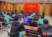 爱游戏体育在线入口-职业足球队员表现突出，赢得球迷喝彩