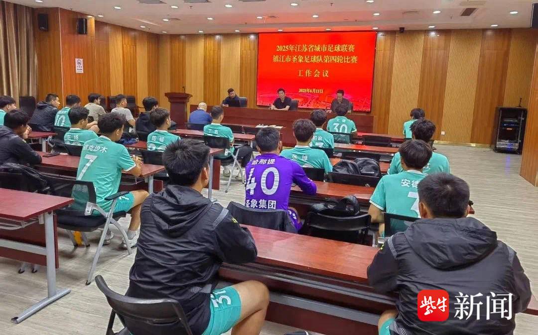 职业足球队员表现突出，赢得球迷喝彩