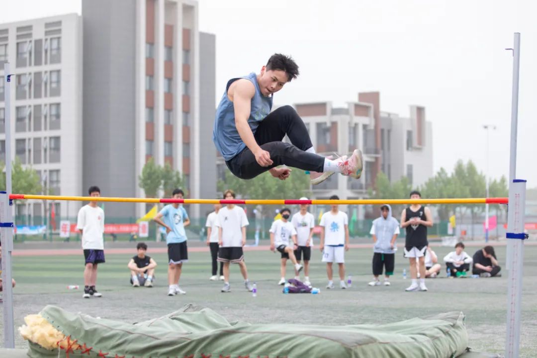 运动员们在竞技场上斗志昂扬