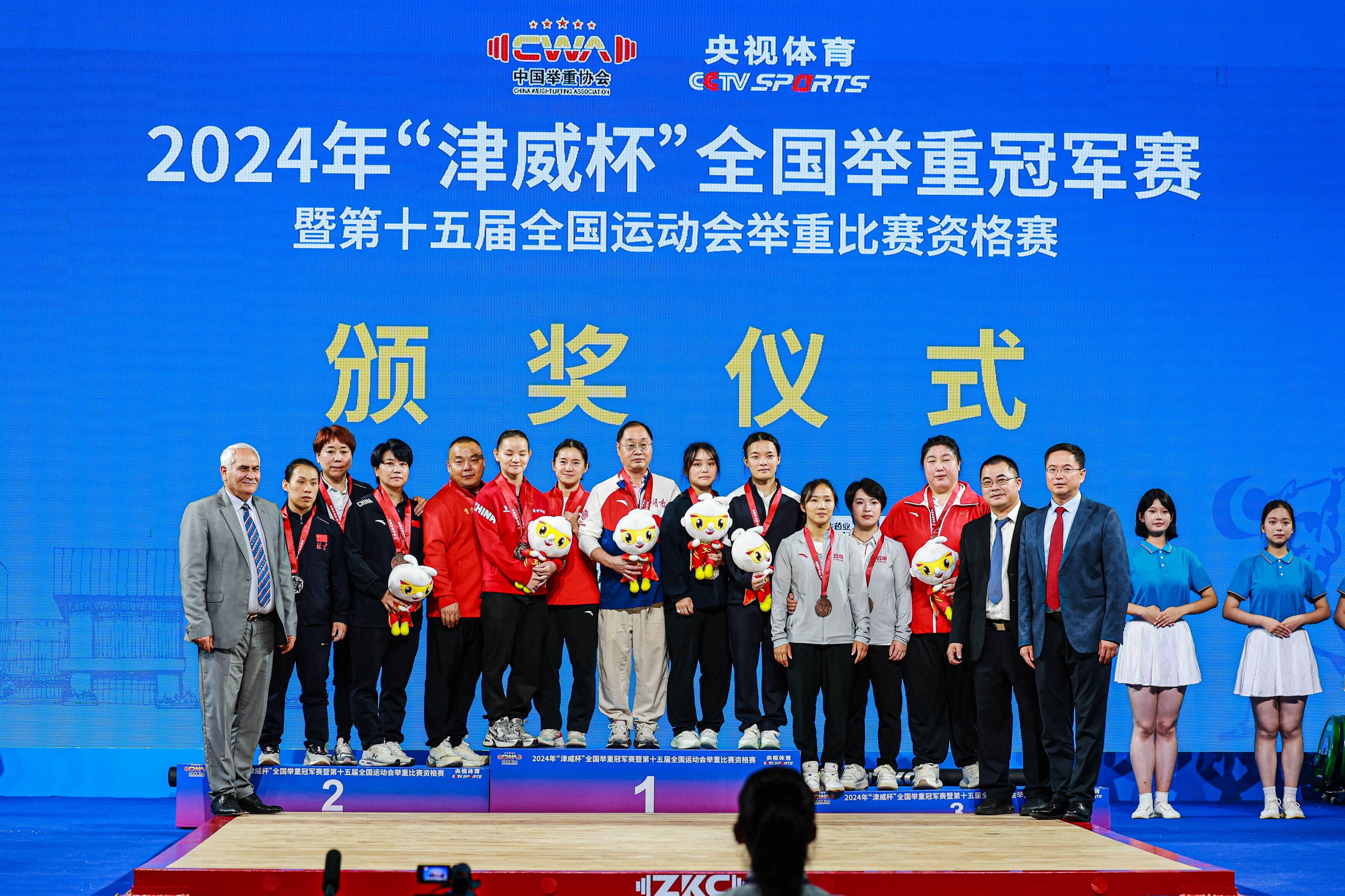 包含举重赛场一役，冠军诞生惊艳全场观众的词条